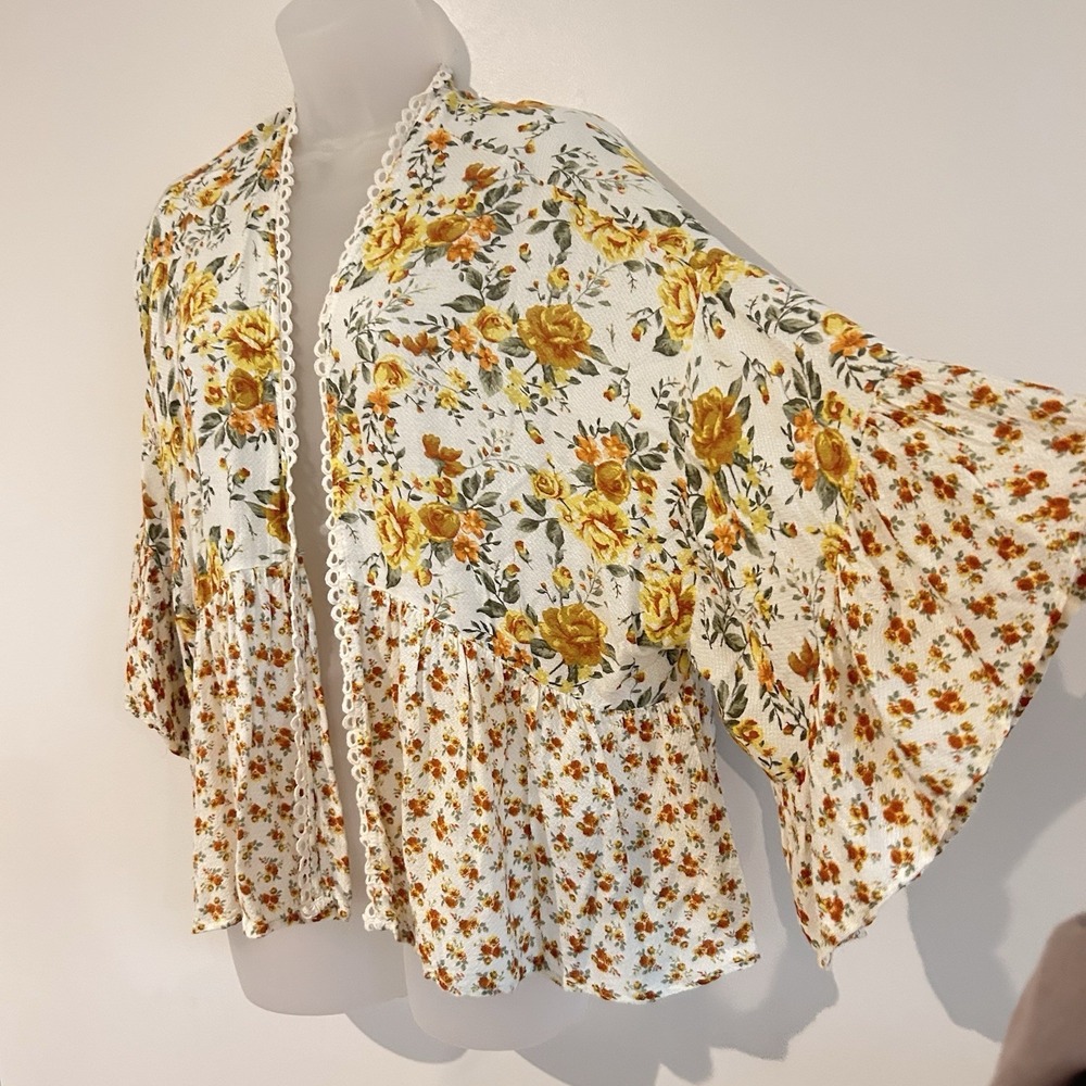 Coco Jaimeson Top Sz L Floral Cottage Open Front Crochet Trim Flare Sleeve - Picture 2 of 12